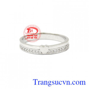 Nhẫn nữ vàng trắng trái tim nhỏ xinh thích hợp cho những cô nang thích sự dịu dàng, thanh lịch.