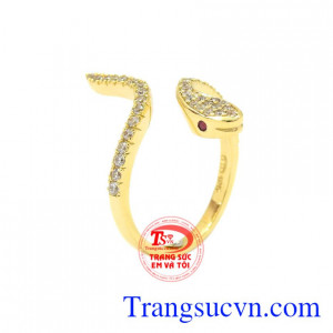 Nhẫn nữ vàng tuổi Tỵ là sản phẩm được thiết kế công phu, tỉ mỉ từ vàng 10k chất lượng. 