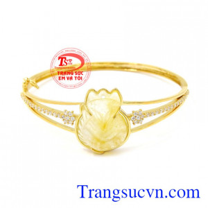 Vòng tay vàng hồ ly thạch anh tóc được chế tác từ đá thạch anh tóc thiên nhiên và vàng 10k.