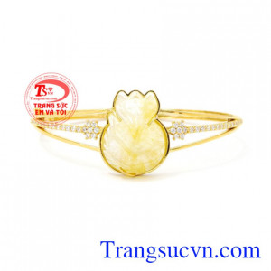 Vòng tay vàng hồ ly thạch anh tóc mang lại sự thịnh vượng, tài lộc cho phái đẹp.