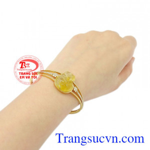 Vòng tay vàng hồ ly thạch anh tóc đẹp.