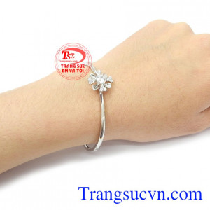 Vòng tay vàng trắng phong cách thiết kế tinh xảo, giao hàng nhanh trên toàn quốc.