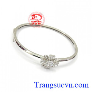 Vòng tay vàng trắng phong cách là sản phẩm rất được phái đẹp ưa chuộng, tôn lên sự nhẹ nhàng, sang trọng và đẳng cấp