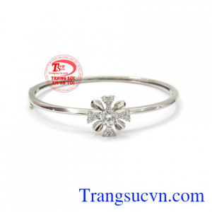 Vòng tay vàng đính đá thương hiệu Em Và Tôi uy tín, chất lượng, giá cả hợp lý