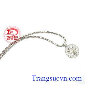 Mặt dây chuyền danh vọng tôn lên phong cách thời trang đẳng cấp quý ông