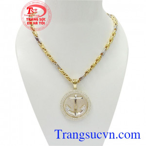 Bộ dây chuyền vàng đẳng cấp mang đến một kiệt tác thời trang và phong cách mạnh mẽ