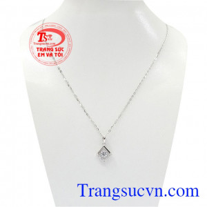 dây chuyền vàng trắng nữ tính mang đến cho người sử dụng sự sang trọng và quý phái,Bộ dây chuyền vàng trắng nữ tính