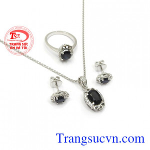 Bộ trang sức Sapphire thịnh vượng thiết kế độc đáo, sang trọng và thời trang, là bộ trang sức rất được phái đẹp ưa chuộng