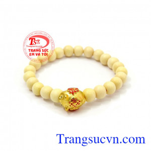 Chuỗi tay dâu heo vàng ta được chế tác tinh tế kết hợp giữa hạt dâu tằm và charm chú heo vàng ta xinh xắn,Chuỗi tay dâu heo vàng ta