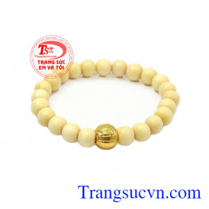 Chuỗi tay dâu vàng ta được làm từ gỗ của cây dâu tằm, các khúc gỗ của cành cây dâu tằm được kết với nhau bằng những sợi chỉ chắc chắn kết hợp cùng charm hạt vàng ta,Chuỗi tay dâu vàng ta