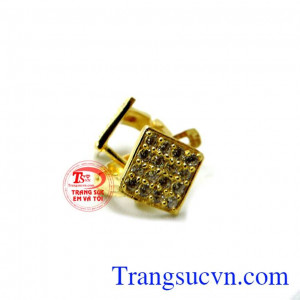 Hoa tai hình thoi tinh tế có thể kết hợp với nhiều kiểu trang phục, dễ phối đồ. Hoa tai hình thoi tinh tế bảo hành uy tín.