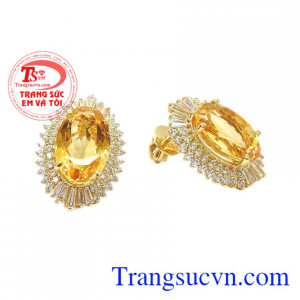 Kiểu dáng sang trọng, quý phái mang đến cho người phụ nữ càng thêm xinh đẹp hơn. Hoa tai thạch anh vàng ấn tượng