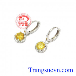 Thạch anh vàng giúp kích thích não bộ hoạt động, tăng cường khả năng tập trung, cân bằng mọi giác quan và hấp thu năng lượng từ vũ trụ,Hoa tai vàng thạch anh vàng