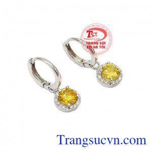 Với thiết kế đơn giản nhưng không kém phần sang trọng làm tăng sự nổi bật, quý phái cho người đeo,Hoa tai vàng thạch anh vàng