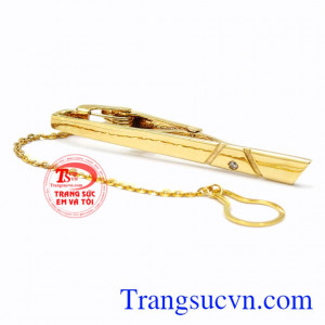 Kẹp caravat vàng lịch lãm được chế tác từ vàng 14k đính đá CZ sáng bóng đầy tinh tế toát lên vẻ đẳng cấp cho phái mạnh.
