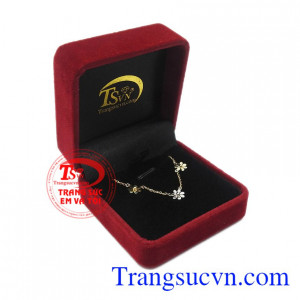 Lắc chân vàng tôn lên vẻ dịu dàng, nữ tính cho người sử dụng. Lắc chân vàng bông hoa