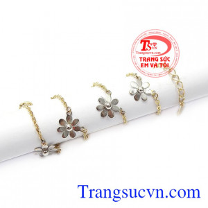 Với thiết kế trẻ trung cùng hình những bông hoa nhí tạo điểm nhấn tôn lên vẻ nổi bật của sản phẩm. Lắc chân vàng bông hoa