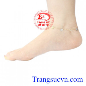 Sản phẩm có thể làm quà tặng cho người thân và bạn bè. Lắc chân vàng bông hoa