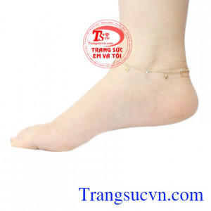 Lắc chân vàng dễ thương tạo điểm nhấn cho đôi chân của người phụ nữ, dễ dàng kết hợp với nhiều loại trang phục. 