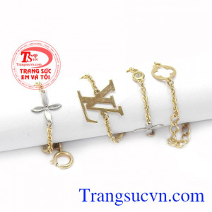 Sản phẩm được lấy cảm hứng từ thương hiệu thời trang nổi tiếng LV mang lại sự sang trọng, tinh tế. Lắc chân vàng LV