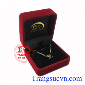 Lắc chân đẹp thích hợp với nhiều lứa tuổi và nhiều loại trang phục khác nhau. Lắc chân vàng LV