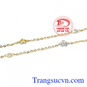 Lắc chân vàng nữ tính được thiết kế độc đáo, tinh tế, làm tôn lên vẻ nữ tính cho phái đẹp. 