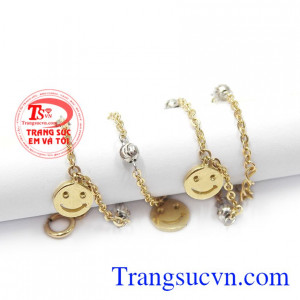 Lắc chân vàng vui vẻ mang đến niềm vui và xua tan đi buồn phiền xung quanh. 