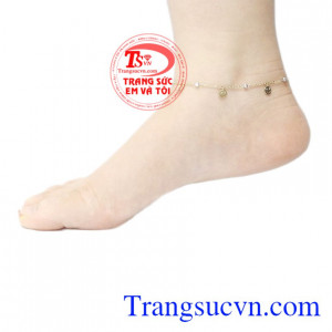 Với thiết kế đơn giản, tinh tế nhưng vẫn mang đến sự cuốn hút cho sản phẩm. Lắc chân vàng vui vẻ