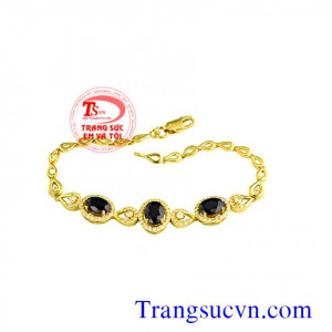 Lắc vàng đá saphir thiên nhiên bền đẹp, chất lượng, gắn đá thiên nhiên cao cấp. Lắc vàng đá saphir thiên nhiên thương hiệu uy tín, chất lượng, giao hàng nhanh trên toàn quốc.