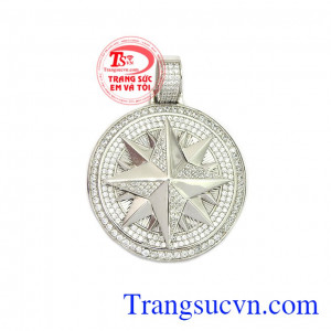 Mặt dây chuyền danh vọng tôn lên phong cách thời trang đẳng cấp quý ông