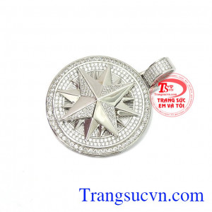 Mặt dây chuyền danh vọng được thiết kế 3D sắc nét tôn lên sự nam tính, mạnh mẽ