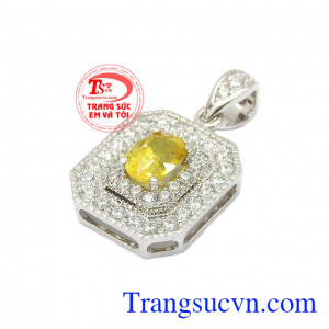 Đá Sapphire là có thể mang lại cảm giác êm đềm và tập trung tâm trí, giảm sự mệ mỏi, căng thẳng, giúp tinh thần thoải mái và loại bỏ được những suy nghĩ tiêu cực cho người đeo,Mặt dây nữ Sapphire vàng