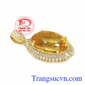 Mặt dây nữ thạch anh vàng ấn tượng là sự kết hợp hài hòa giữa thạch anh vàng và vàng tây 14k.