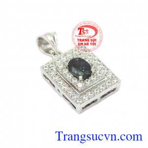 Theo thuyết ngũ hành, đá Sapphire là bùa may mắn cho những người mệnh Mộc, mệnh Hỏa,Mặt dây Sapphire nữ quý tộc