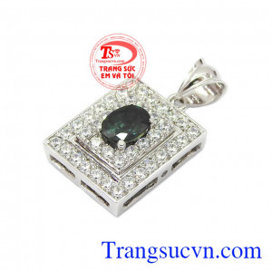 Ngoài ra, ý nghĩa của đá Sapphire trong phong thủy còn là biểu tượng của tình yêu bền vững, sự giàu có và lòng chung thủy,Mặt dây Sapphire nữ quý tộc