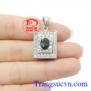 Chính vì thế, Sapphire thường được dùng làm trang sức đá cho mùa cưới như một biểu hiện của một tình yêu vĩnh cửu và cuộc hôn nhân viên mãn nhất,Mặt dây Sapphire nữ quý tộc
