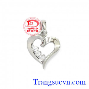 Mặt dây trái tim yêu thương là sản phẩm mặt dây chuyền vàng trắng đẹp được nhập khẩu từ Hàn Quốc từ vàng 10k