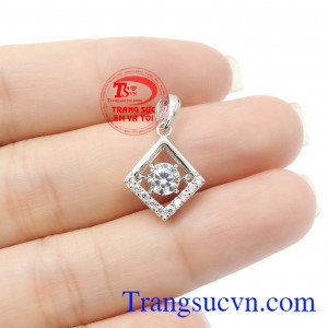 Mặt dây vàng trắng nữ tính chất lượng từ thương hiệu Trang sức Em và Tôi uy tín, đảm bảo,Mặt dây vàng trắng nữ tính