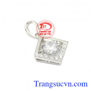 Với thiết kế đơn giản, nhẹ nhàng mang lại cho người sử dụng vẻ đẹp dịu dàng nữ tính nhưng vẫn không kém phần nổi bật,Mặt dây vàng trắng nữ tính