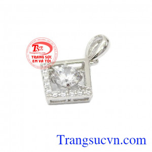 Sự kết hợp giữa vàng trắng 10k cùng đá một viên đá CZ to làm tăng thêm sự nổi bật cho sản phẩm.,Mặt dây vàng trắng nữ tính