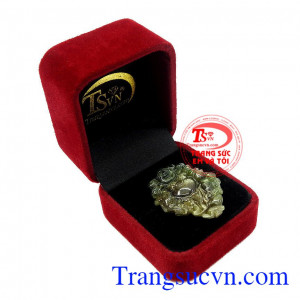 Với hình ảnh này, Phật Di Lặc vốn được coi là biểu trưng của sự no ấm, đủ đầy và một cuộc sống tươi vui,Mặt phật Di Lặc Sapphire ấm no