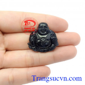 Đeo Phật Di Lặc bên người sẽ giúp giảm bớt lo âu, mang lại điều tốt lành, tránh tai nạn, tăng vận may tài lộc, sức khỏe và thành công cho chủ nhân,Mặt phật Di Lặc Sapphire cầu tài lộc