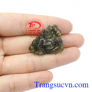 Nếu bạn muốn cầu mong bình an, vui vẻ cho gia đình, một bức tượng hình ông Phật Di Lặc phốp pháp với nụ cười tươi nên được đặt trong nhà sẽ giúp bạn