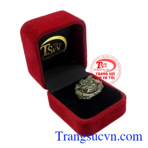 Trong các gia đình người Việt thường trưng bày tượng Phật Di Lặc miệng cười tươi, tay ôm thỏi vàng với mục đích cầu tiền tài, lộc lá, nhất là những gia đình kinh doanh, buôn bán lại càng ưa dùng bức tượng Phật này,Mặt phật Di Lặc Sapphire tiền tài