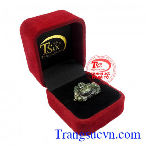 Nếu ai ăn được quả đào này sẽ được trường sinh bất lão nên hình tượng hóa lên thì ý nghĩa của tượng di lặc vác cành đào mang lại sự khỏe mạnh, tuổi thọ dài lâu cho gia đình,Mặt phật Di Lặc Sapphire trường thọ