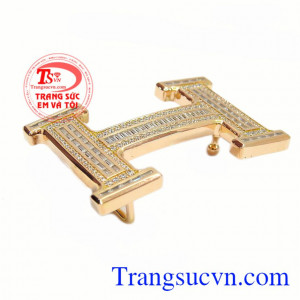 Với thiết kế mạnh mẽ, sang trọng cùng kết hợp với đá cz lấp lánh tạo điểm nhấn cho sản phẩm. Mặt thắt lưng vàng lịch lãm
