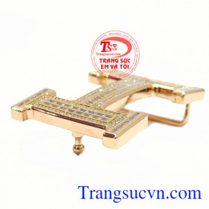 Mặt thắt lưng vàng lịch lãm sẽ giúp bạn trở nên nổi bật và cá tính hơn. 