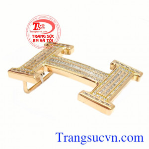 Mặt thắt lưng vàng lịch lãm được chế tác từ vàng hồng 18k bền đẹp, sáng bóng. 