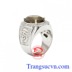 Nhẫn bạc thạch anh khói được thiết kế không cầu kì nhưng cũng không kém phần nổi bật, tinh tế.