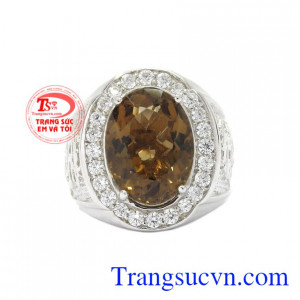 Nhẫn bạc thạch anh khói điểm nhấn ở chiếc nhẫn là viên dá thạch anh khói thiên nhiên khiến chiếc nhẫn đầy sức hút.